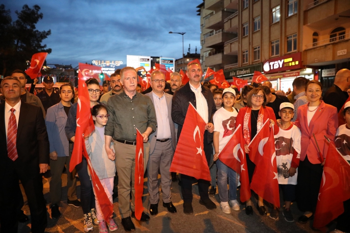 19 MAYIS FENER ALAYI'YLA TAÇLANDI!