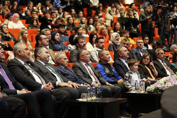 BAKAN KACIR İLE TÜRKİYE'NİN İLK ASTRONOTU ALPER GEZERAVCI GAÜN ÖĞRENCİLERİYLE BİR ARAYA GELDİ