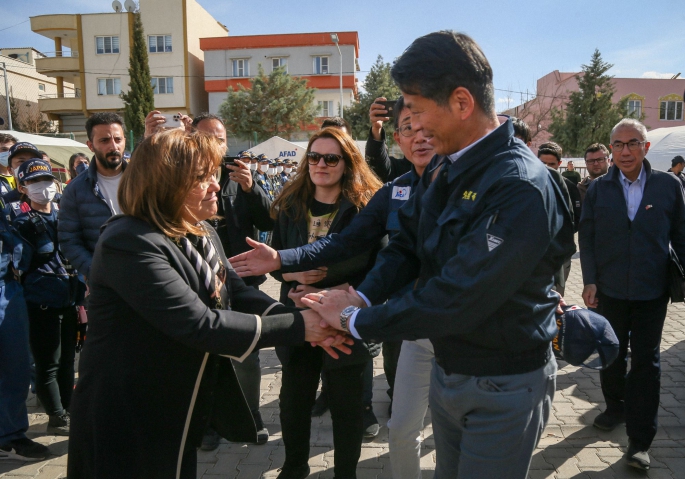 BAŞKAN FATMA ŞAHİN İLE JAPONYA DIŞİŞLERİ BAKAN YARDIMCISI KENJİ OĞUZELİ İLÇESİNDEKİ SAHRA HASTANESİNİ ZİYARET ETTİ 