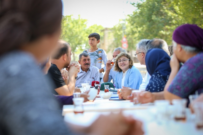 BAŞKAN ŞAHİN, GENEYİK – DEREDÜZÜ ARASINDA YAPILAN SICAK ASFALT SERİMİNİ İNCELEDİ