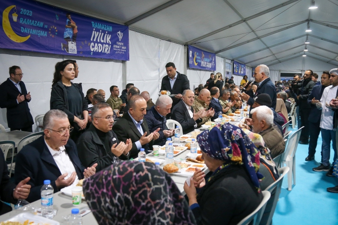 BAŞKAN ŞAHİN VE BAKAN ÇAVUŞOĞLU, RAMAZAN’IN İLK İFTARINI NURDAĞLILARLA BERABER YAPTI