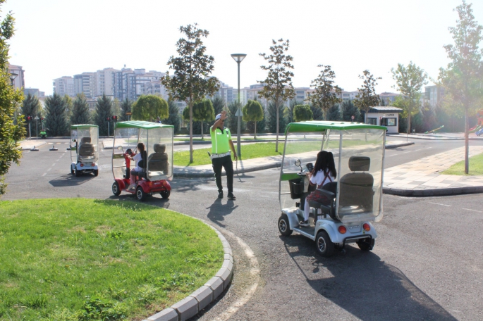 ÇOCUKLAR TRAFİK KURALLARINI EĞLENEREK ÖĞRENİYORLAR