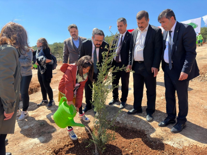 DEPREM ŞEHİTLERİ ANISINA FİDANLARI TOPRAKLA BULUŞTURDULAR