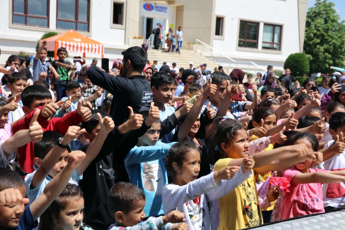 DEPREMDEN ETKİLENEN ÇOCUKLAR SİNEMADA MORAL BULDU!