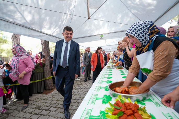 EN LEZZETLİ YAĞLI KÖFTEYİ YAPMAK İÇİN KIYASIYA YARIŞTILAR