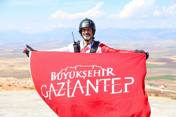 GAZİANTEP'TE GÖKYÜZÜ ŞENLİĞİ: İLK YAMAÇ PARAŞÜTÜ FESTİVALİ BAŞLADI