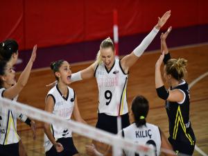 Adam Voleybol galibiyetle başladı