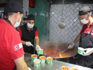 BÜYÜKŞEHİR, ENGELLİ VE YAŞLI BİREYLERE GÜNLÜK 2 ÖĞÜN YEMEK DAĞITIYOR