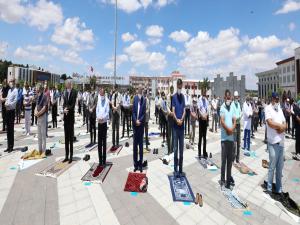 GAÜNDE SOSYAL MESAFELİ İLK CUMA NAMAZI