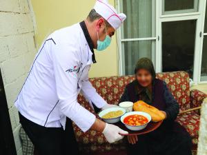 OĞUZELİ BELEDİYESİNİN SICAK YEMEK DAĞITIMI DEVAM EDİYOR