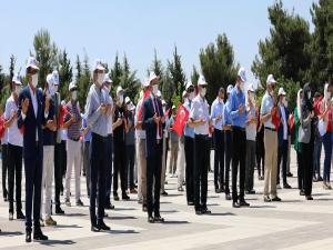 PROF. DR. GÜR: TÜRK MİLLETİ DESTAN YAZDI