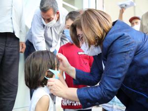 ŞAHİN, ÇOCUKLARA KENDİ ELLERİYLE MASKELERİNİ TAKTI