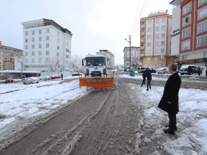 ŞAHİNBEY BELEDİYESİNDEN KAR YAĞIŞINA ANINDA MÜDAHALE