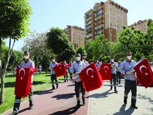 ŞEHİTKAMİLDEN VATANDAŞA TÜRK BAYRAĞI ARMAĞANI