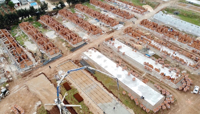 HATAY KIRIKHAN'DA GEÇİCİ BARINMA MERKEZİNİN KURULUM ÇALIŞMALARI SÜRÜYOR