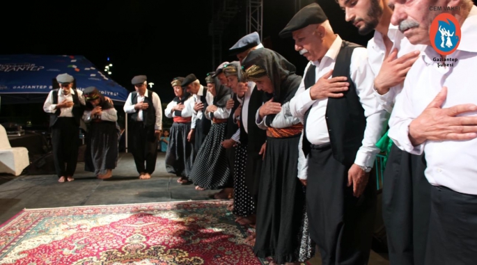 HEMŞERİ FESTİVALİNDE ADIYAMAN SEMAHI DÜNYA BARIŞI İÇİN DÖNDÜ