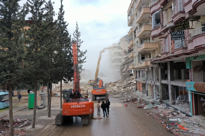 İSLAHİYE’DE YIKIM SÜRÜYOR