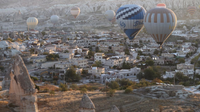 KAPADOKYA NİSAN AYINDA TURİSTLE DOLDU TAŞTI