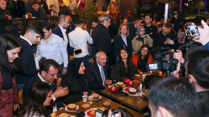 KILIÇDAROĞLU GENÇLERLE SÜTLAÇ YEDİ!