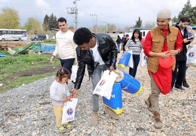 ÖĞRENCİLERİNDEN DEPREMZEDELERE YARDIM ELİ