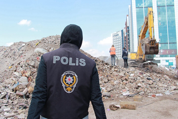 Polis Enkaz Başında Nöbette