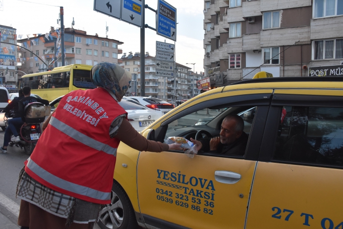 ŞAHİNBEY BELEDİYESİ İFTARA BEŞ KALA İLE VATANDAŞLARIN YANINDA 