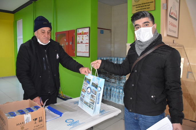 ŞAHİNBEY BELEDİYESİNDEN YENİ ATANAN ÖĞRETMENLERE HEDİYE