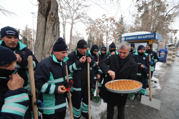 TAHMAZOĞLU’NDAN BAKLAVA İKRAMI