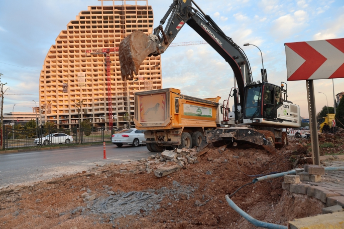 TUGAY KÖPRÜLÜ KAVŞAĞINDA ÇALIŞMALAR TÜM HIZIYLA DEVAM EDİYOR