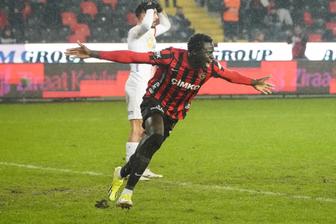 Yeni transfer Badji golünü attı