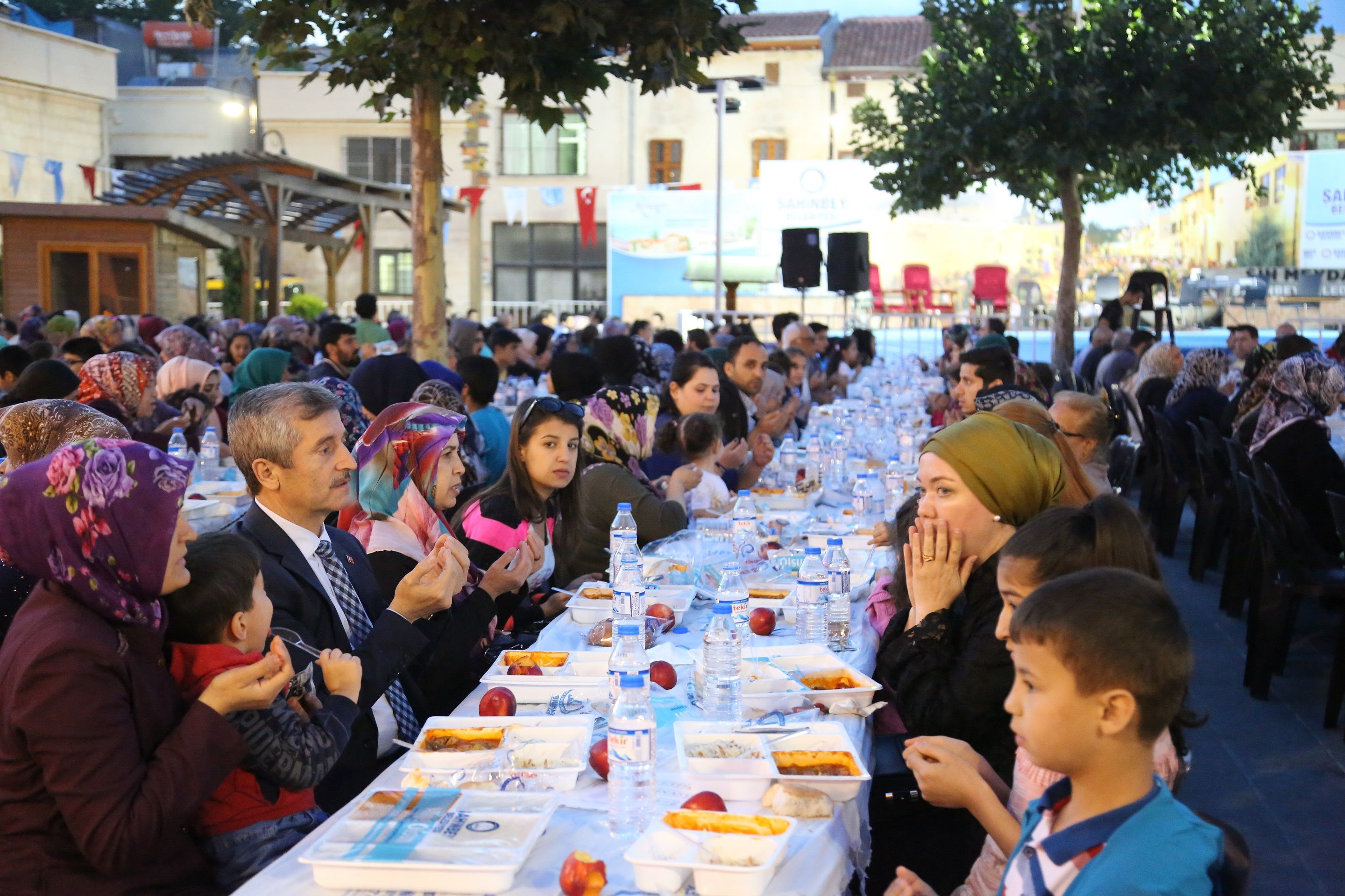 10.000 VATANDAŞA İFTAR YEMEĞİ