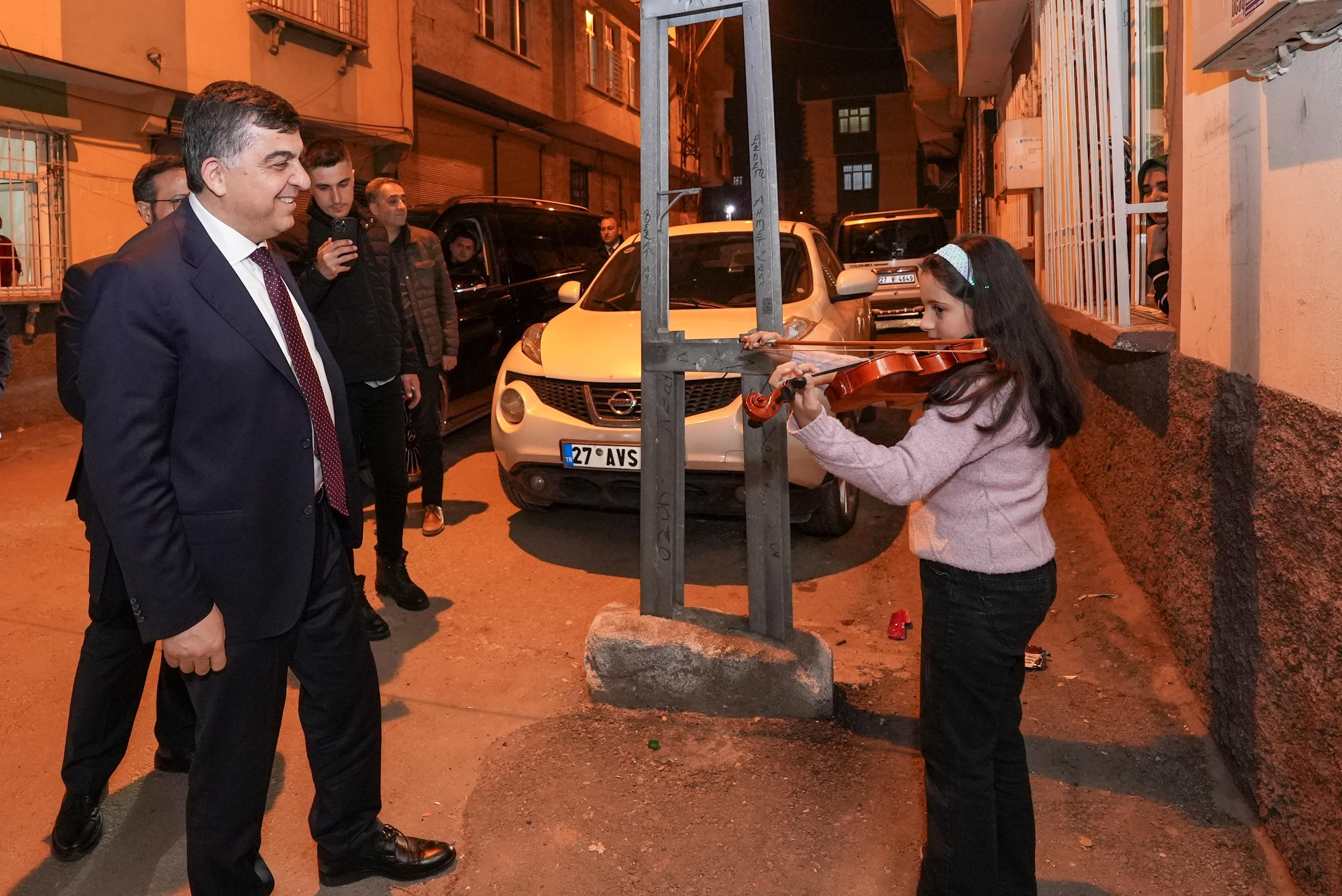 BAŞKAN FADILOĞLU’NU KEMAN ÇALARAK KARŞILADI